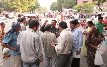 Thousands Receive Our Message at the Sai Baba Temple, India — Leafleting in India